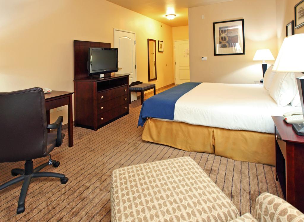 Holiday Inn Express Hotel & Suites Marshall By Ihg Phòng bức ảnh